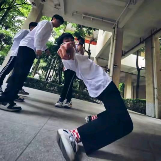 怀疑老婆出轨后，在酒吧点舞女点到老婆