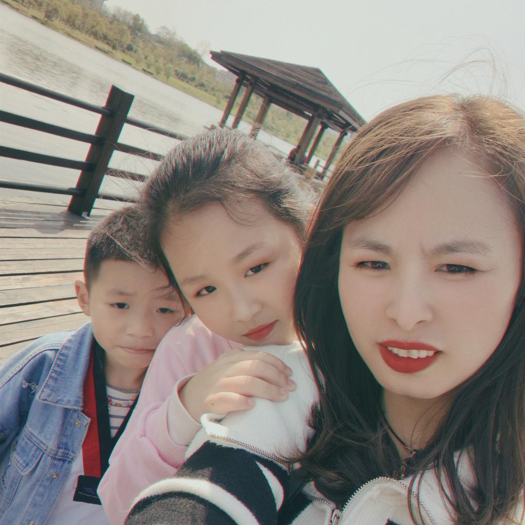 指缝间刺眼、的阳光