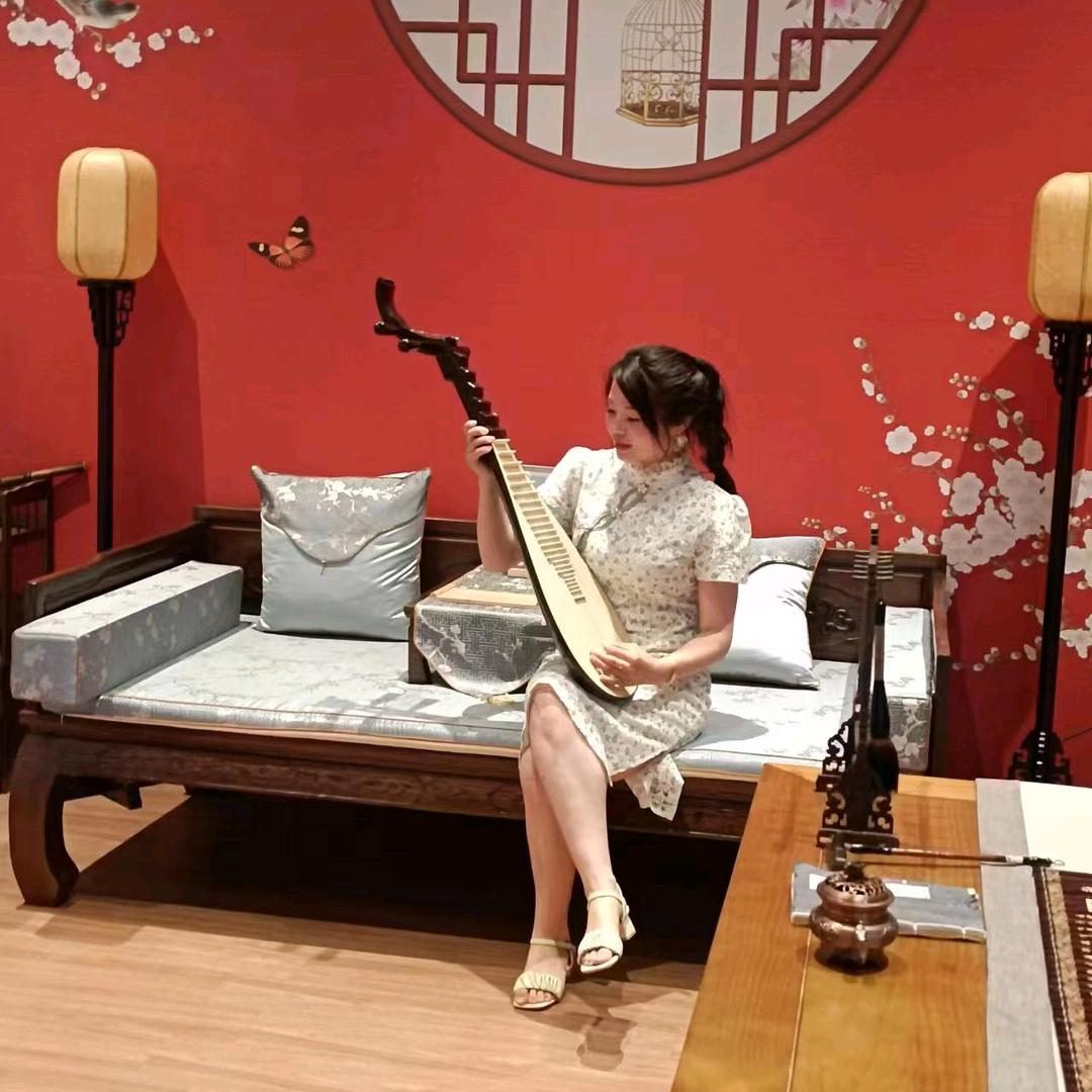 小徐，小涂在扬子洲卖绿风电动车
