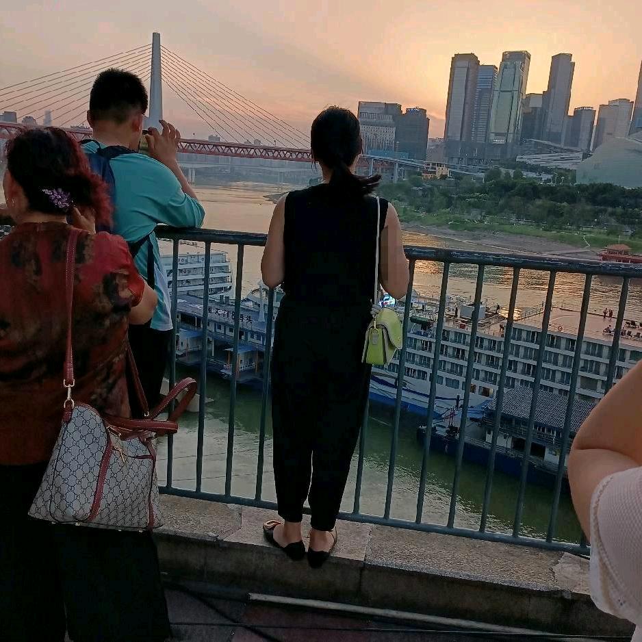 彝良县东吉门火锅店
