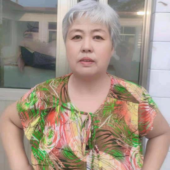 淼淼奶奶，第一天开播火了🎤