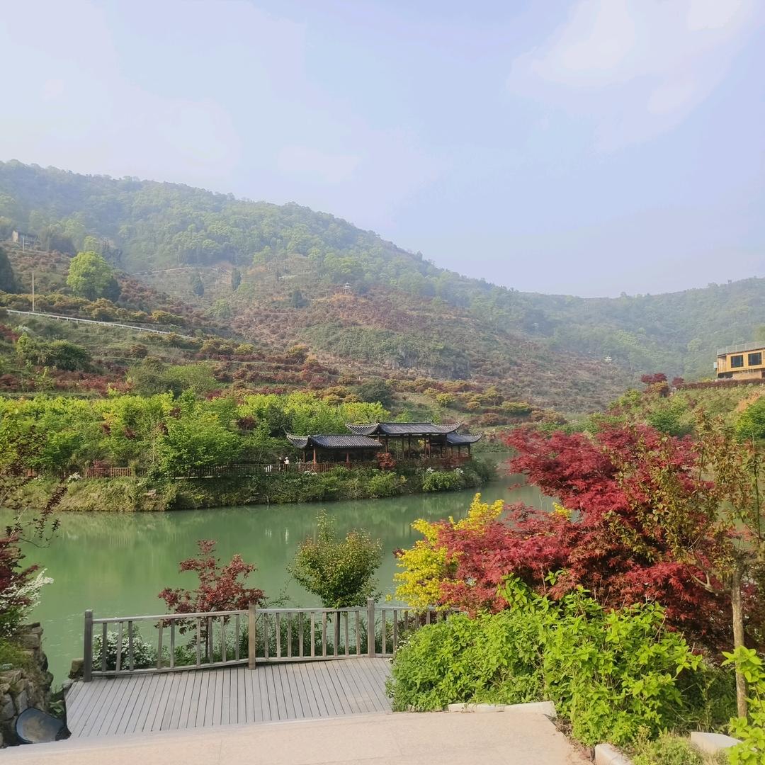 溪水旁