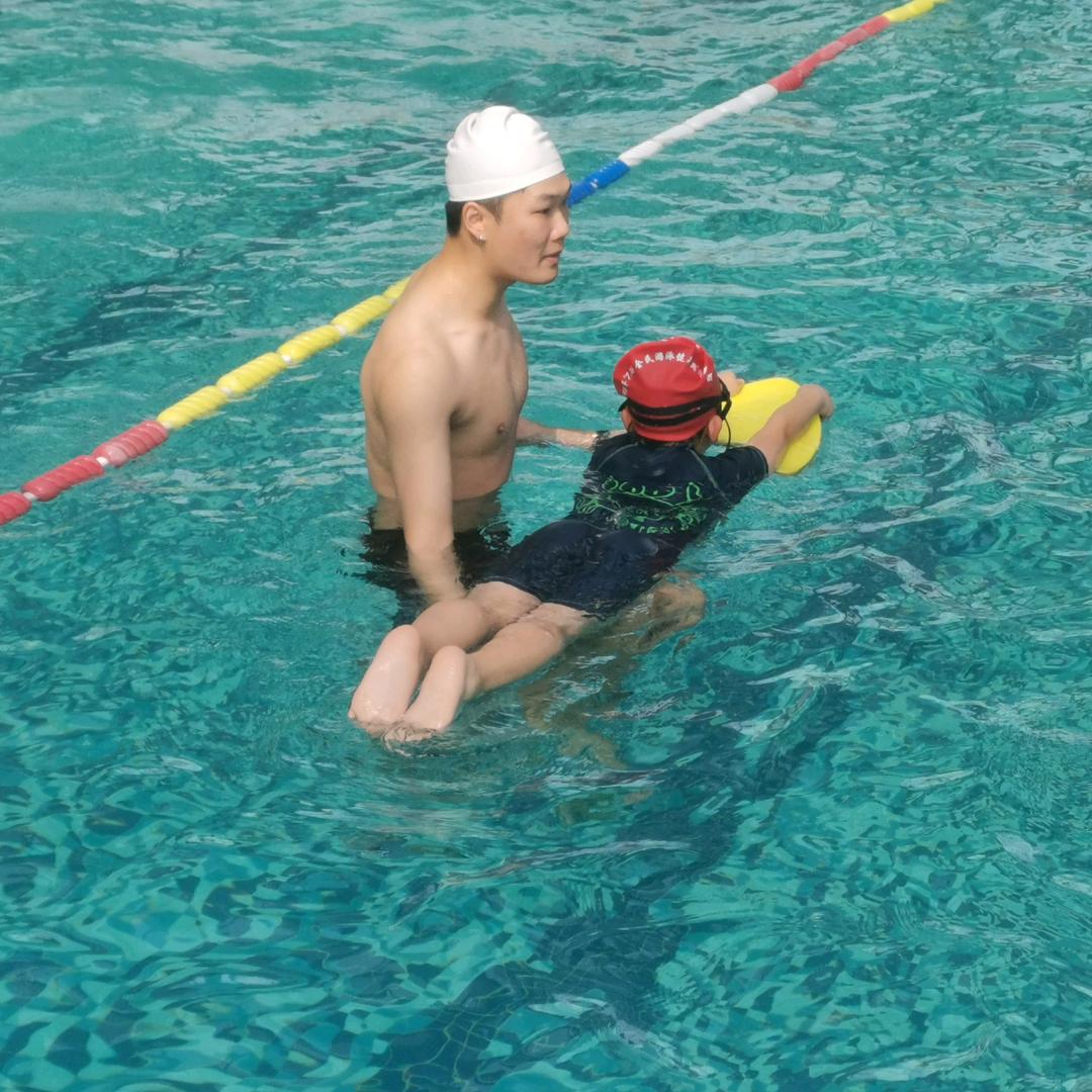 卡摩仑游泳健身