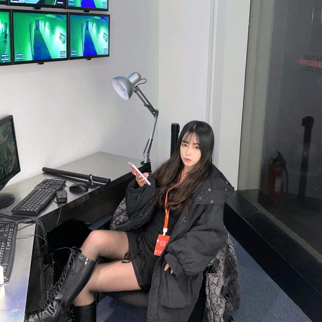 一名女保安