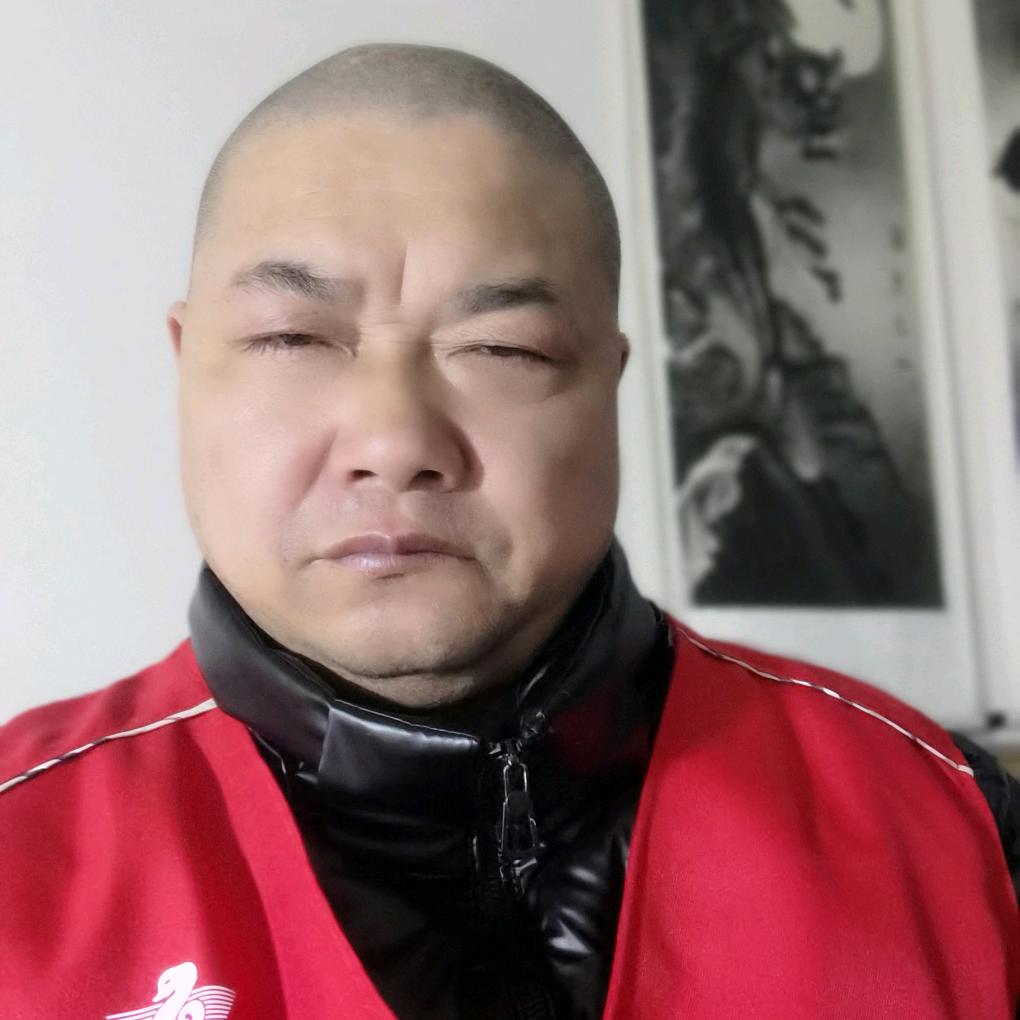 邱昌林，理查德，在画画当中。