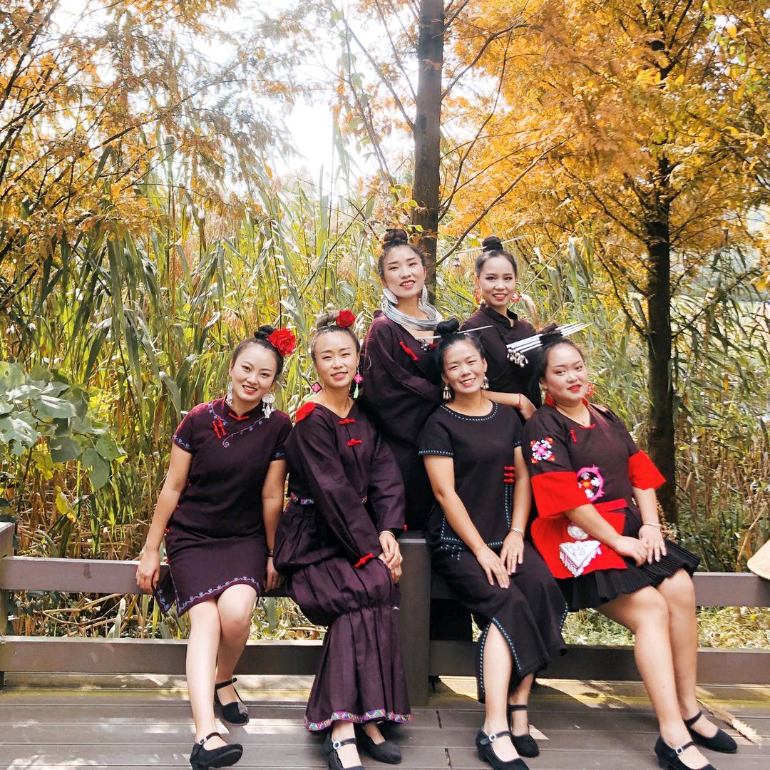 阿依阿朵民族服饰