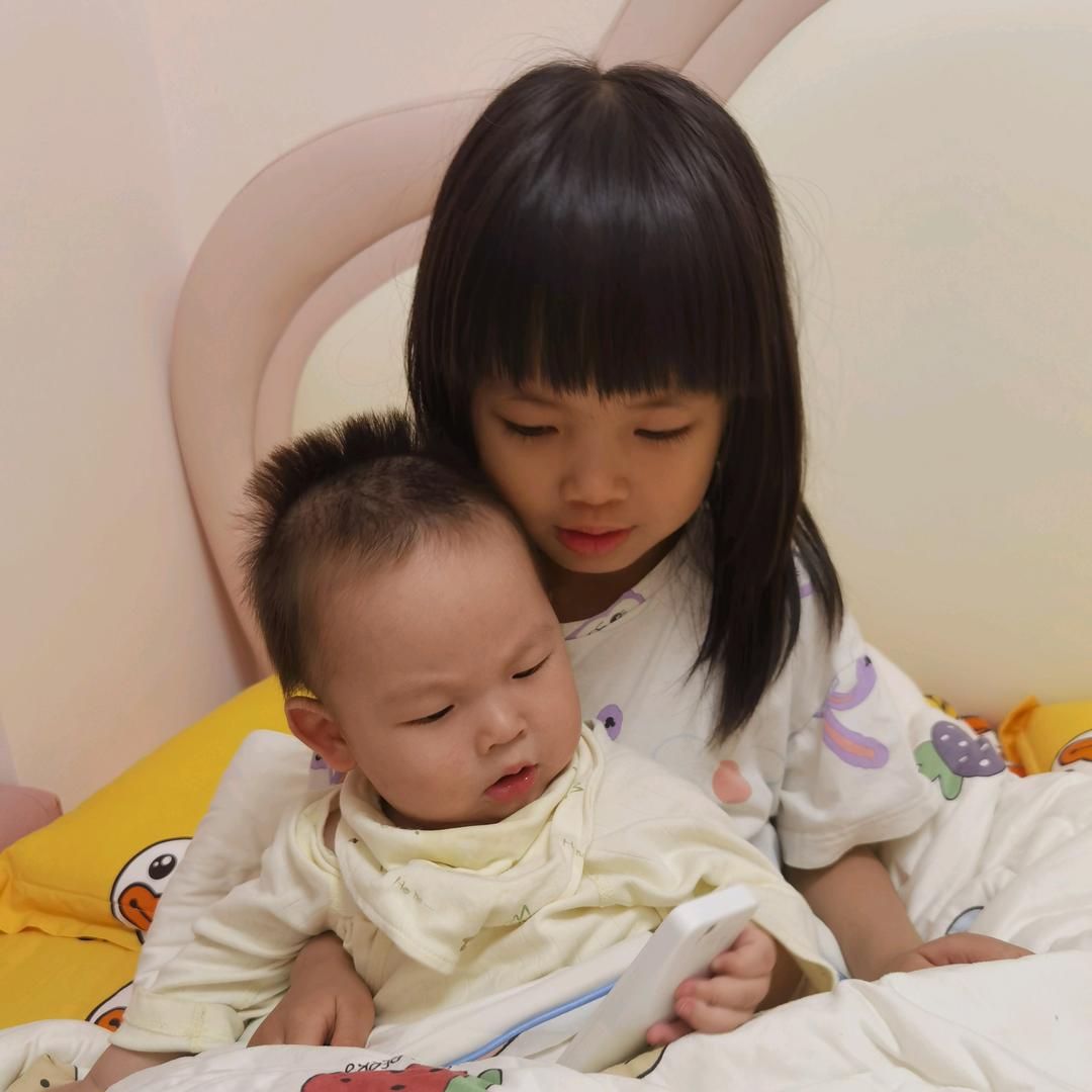 汉堡包姐姐和小花弟弟