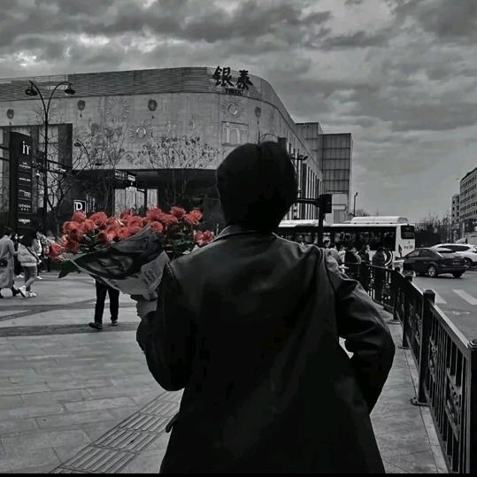 回忆正旋转着过往