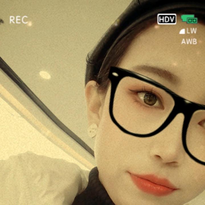 捧着风的少女