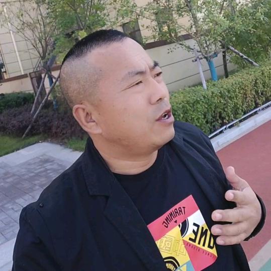 开心的龙哥