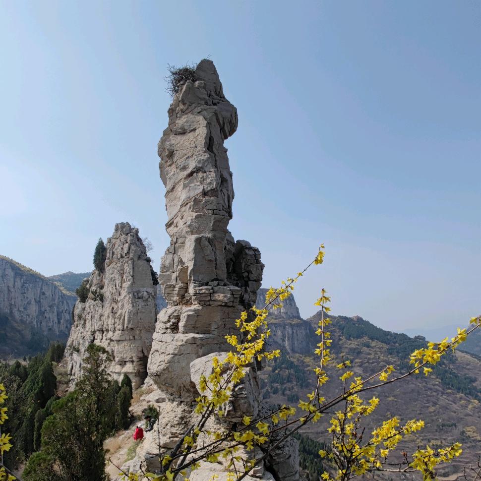 岸边的山