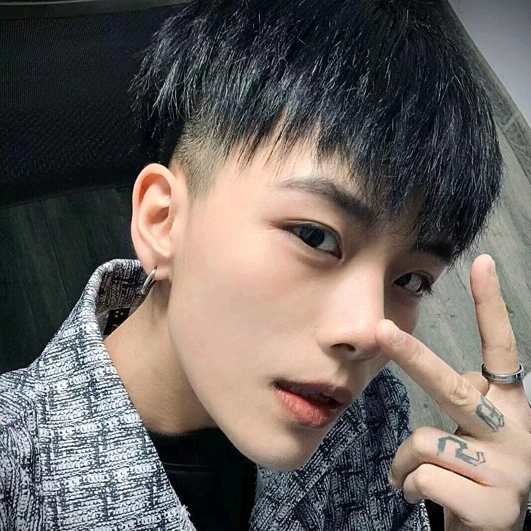 男 主 角