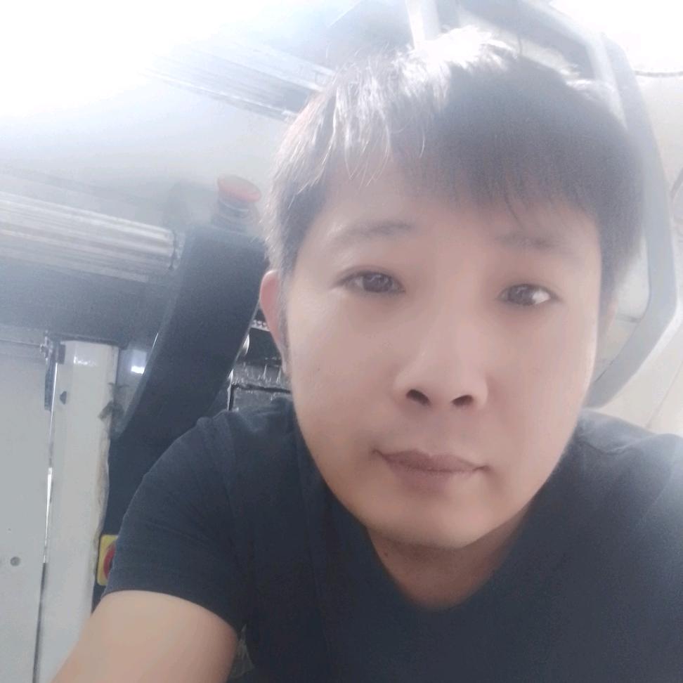 路灯下的背影