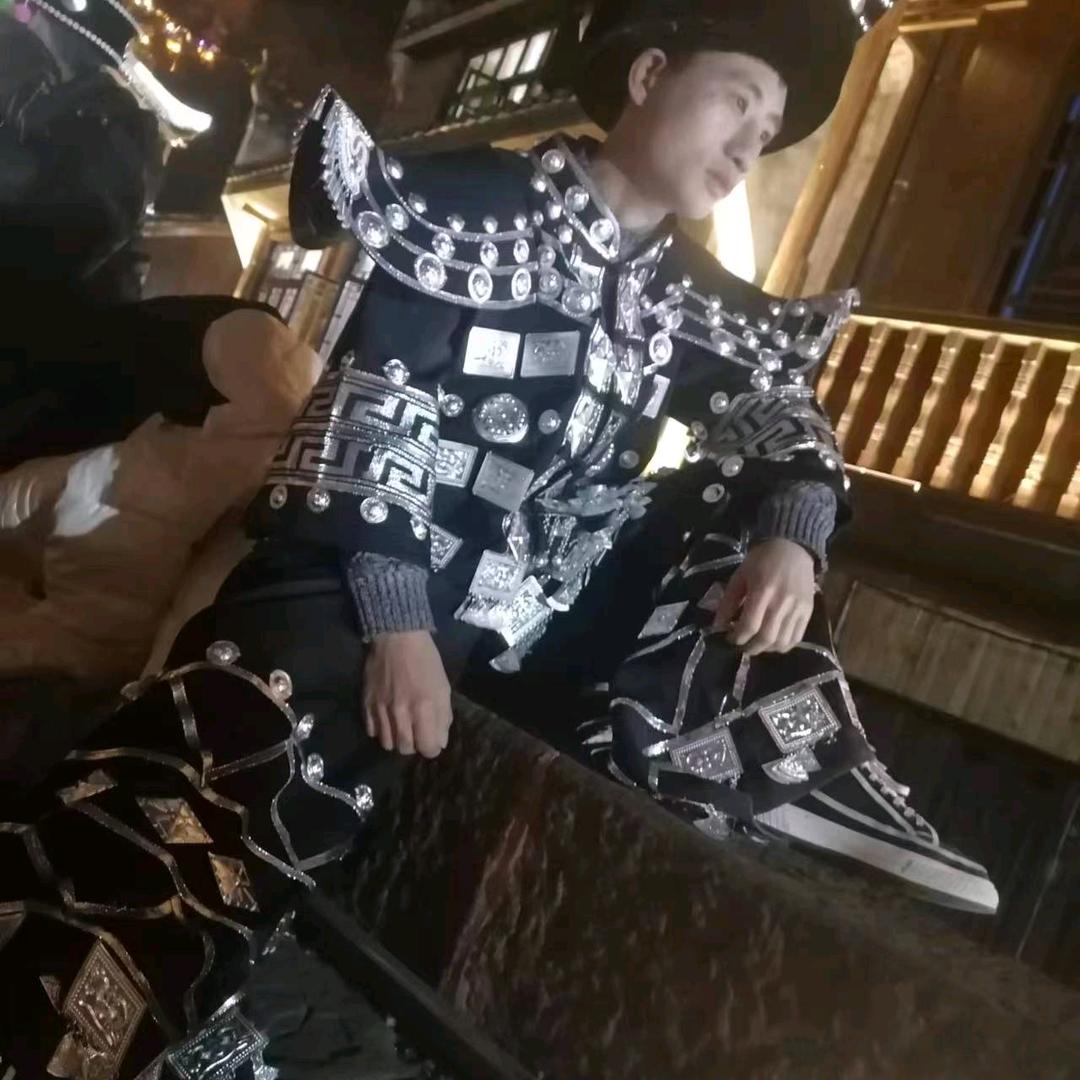雄 仔，