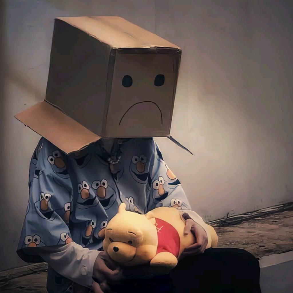 屋顶拾荒的老人