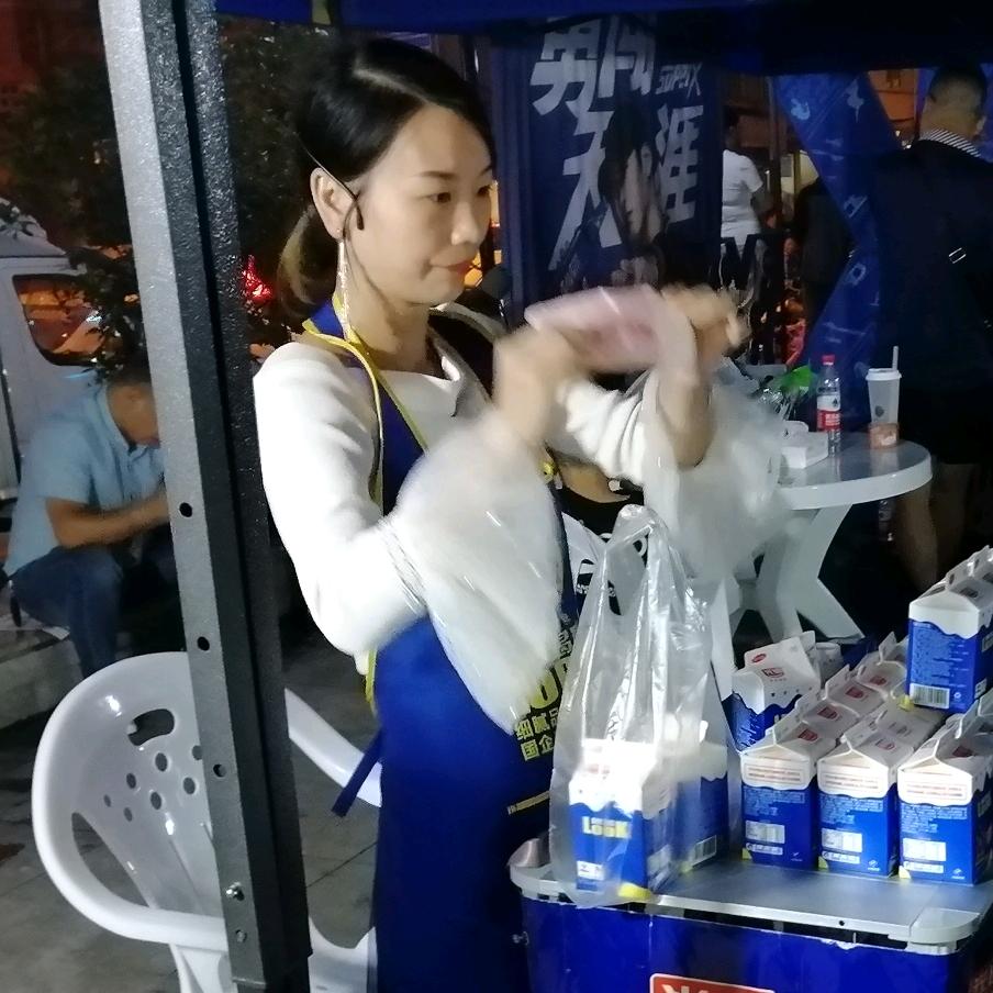 两只小蜜蜂