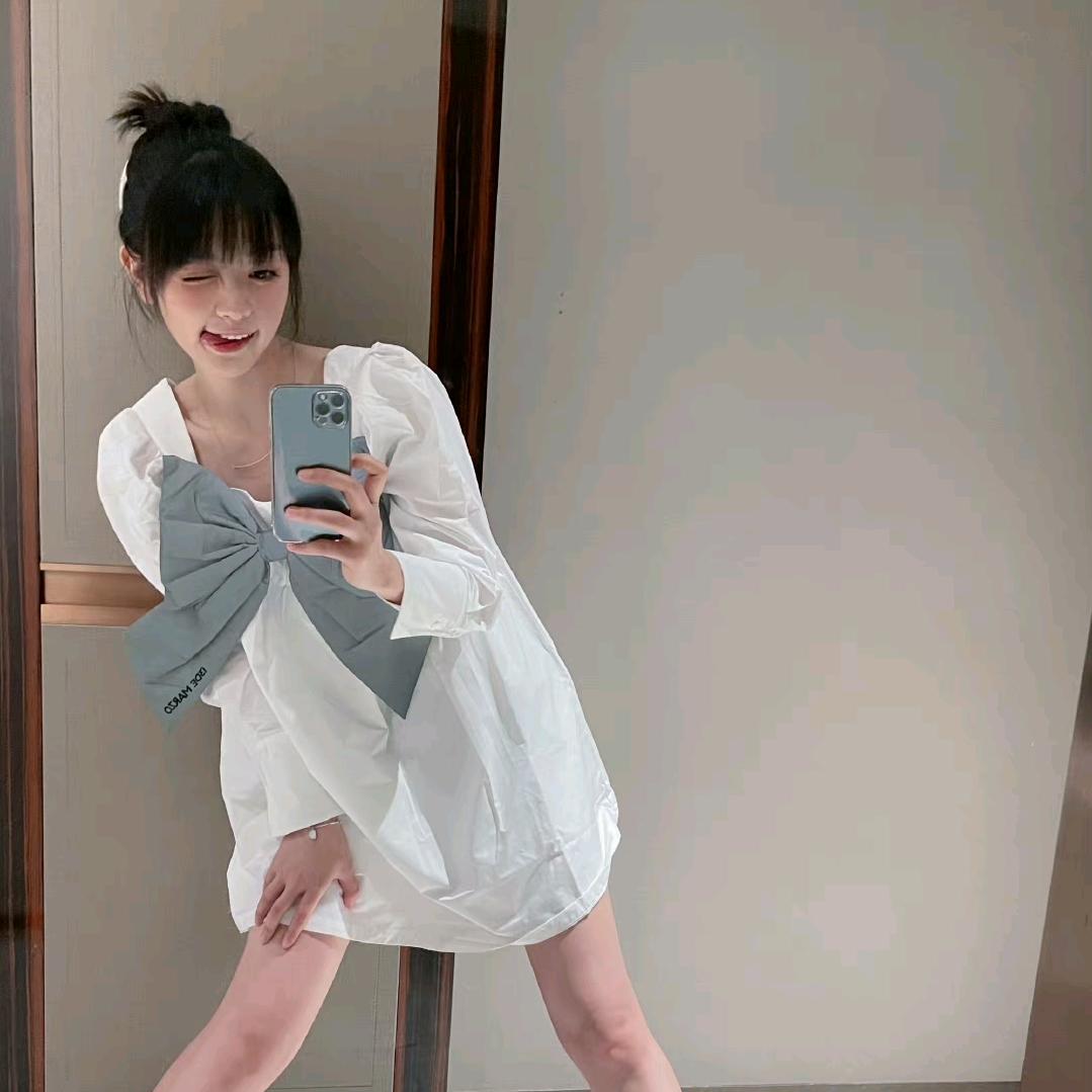 坐在墙头看美女