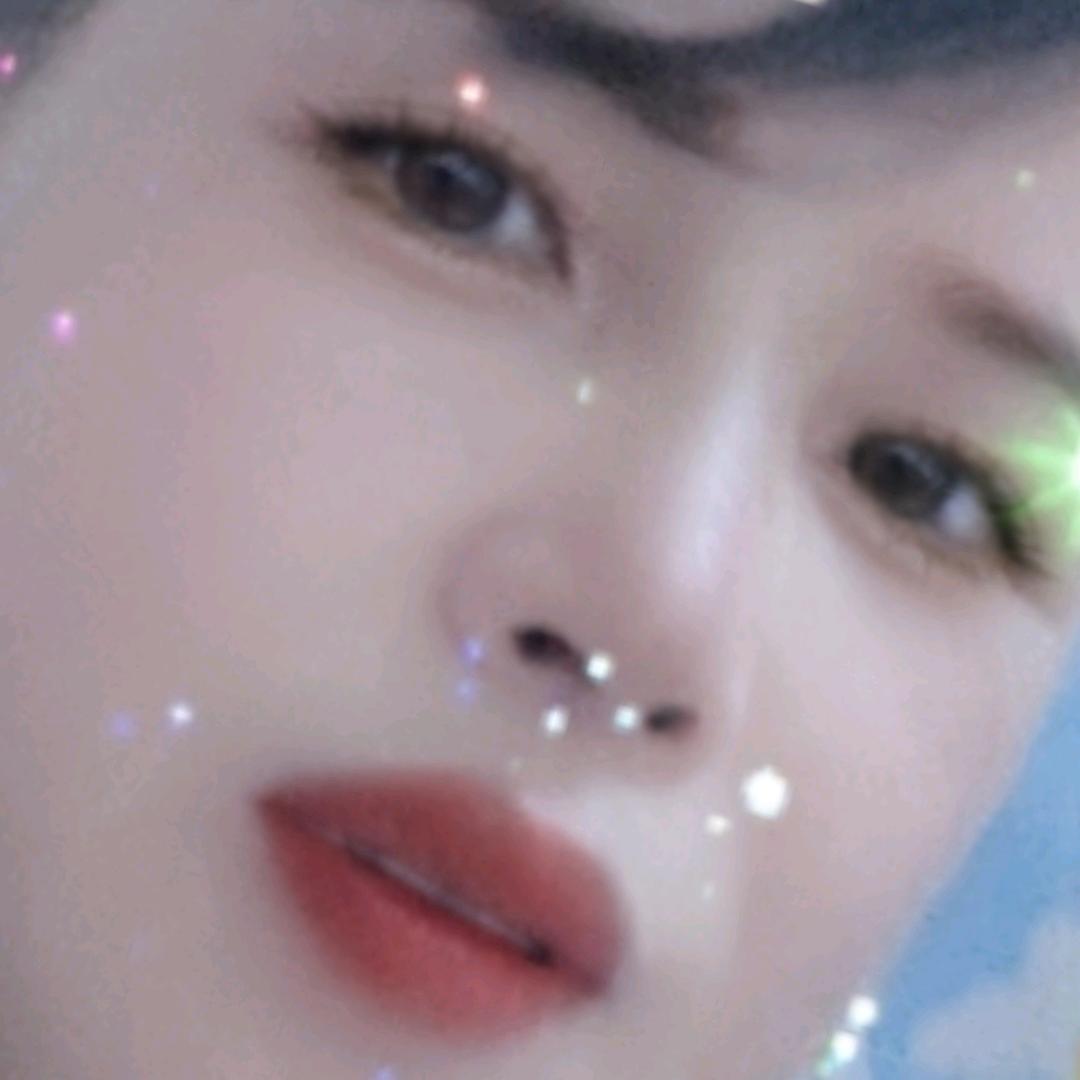 欣然一笑