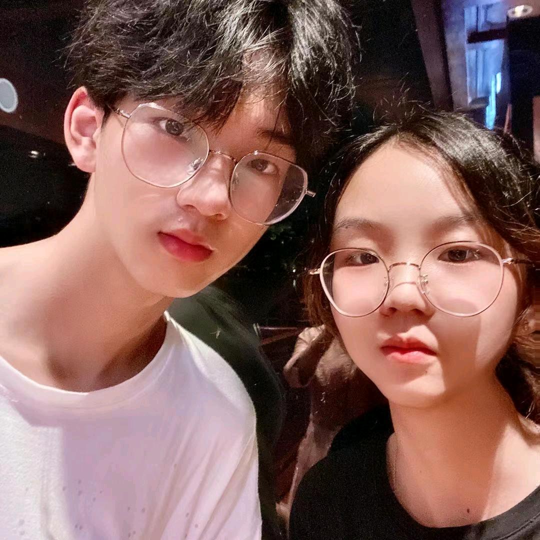 一家幸福一对宝贝