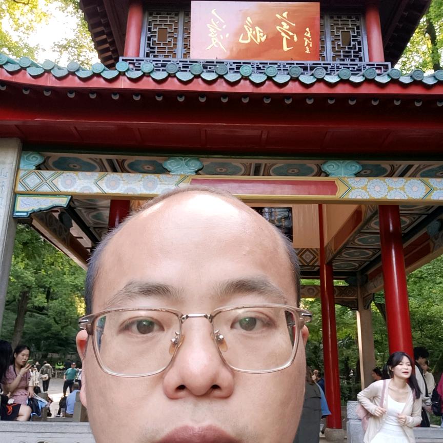 百里震天