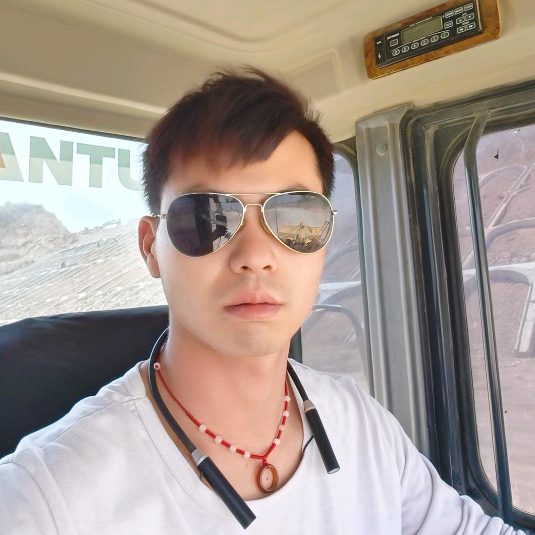 开铲车的小哥哥   ，小名火铲哥
