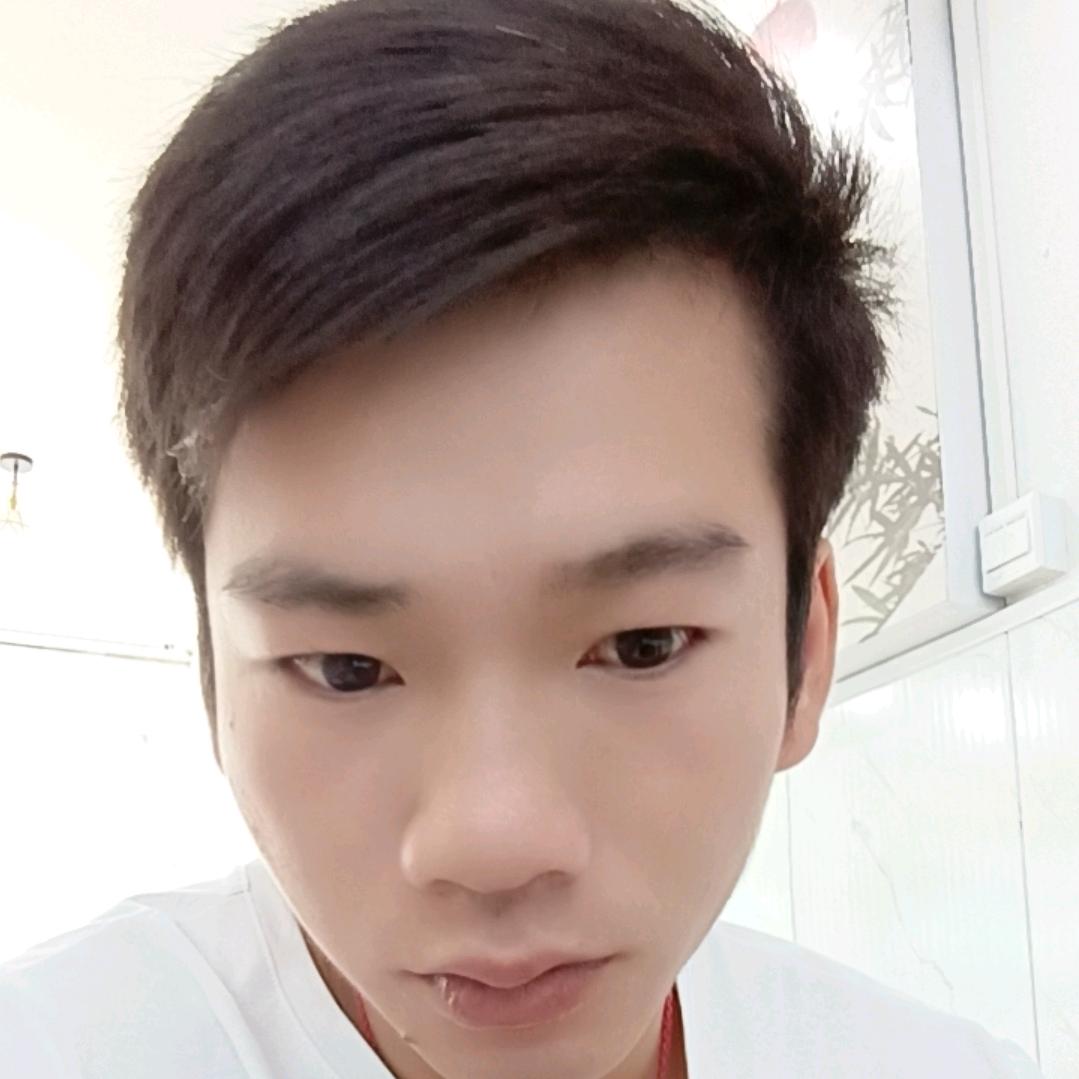 《小何》