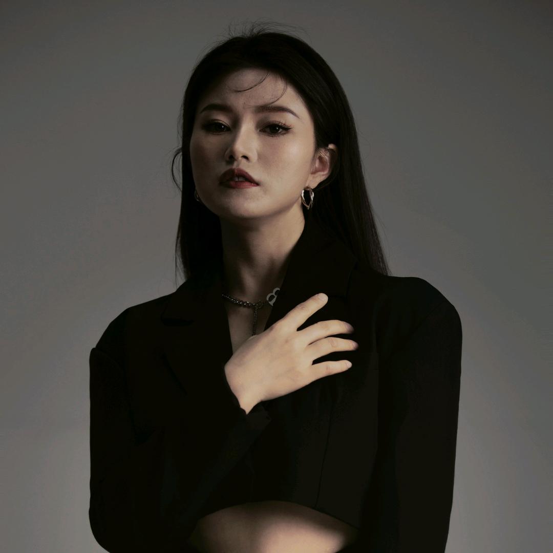 南乔妆造