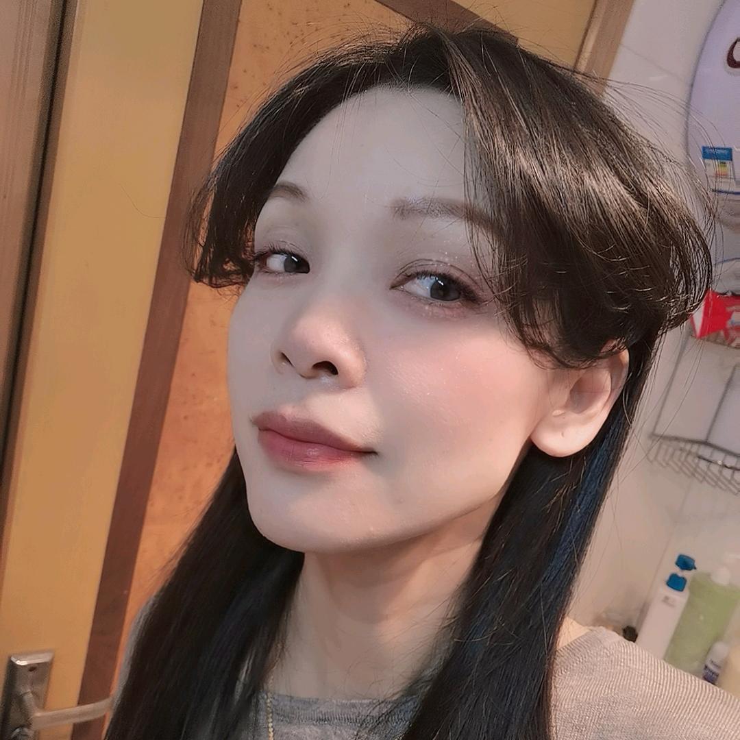 向着太阳炫耀的女人