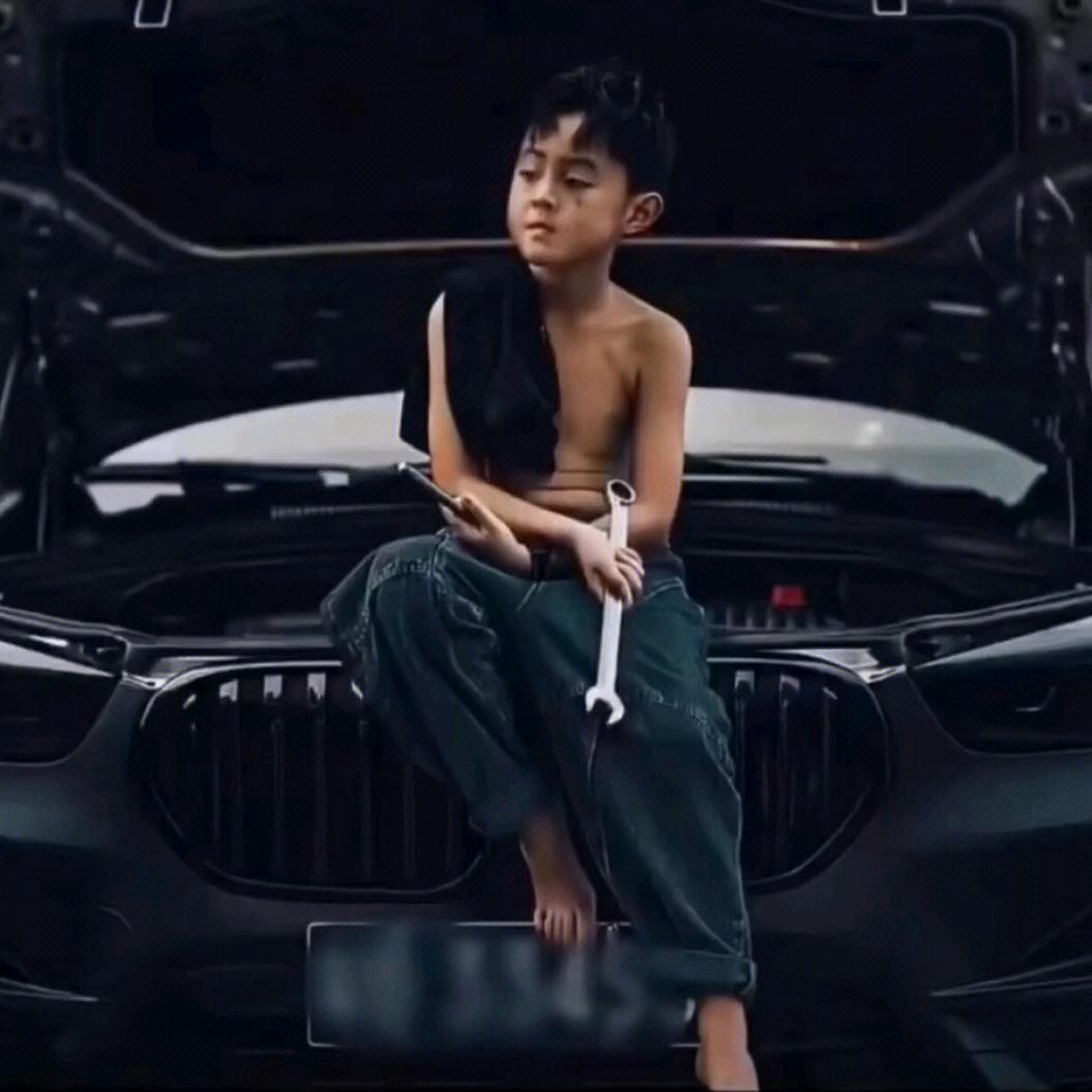 玩车的小强