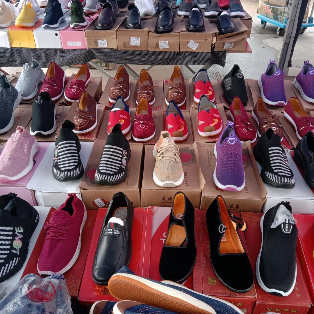 随缘商贸，橱窗，有需要衣服鞋子的可以进橱