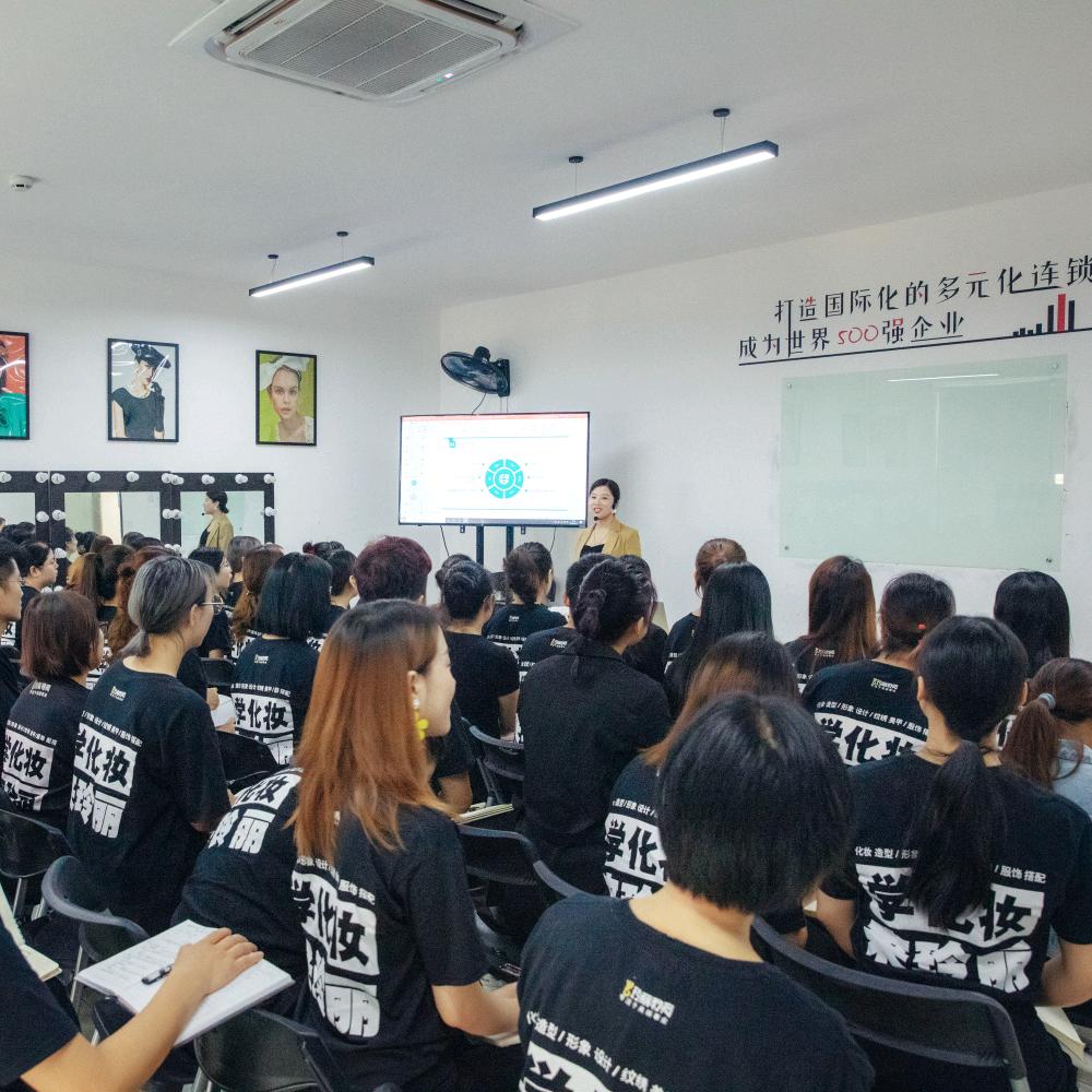 玲丽化妆·美甲培训学校(成都总校)专用号