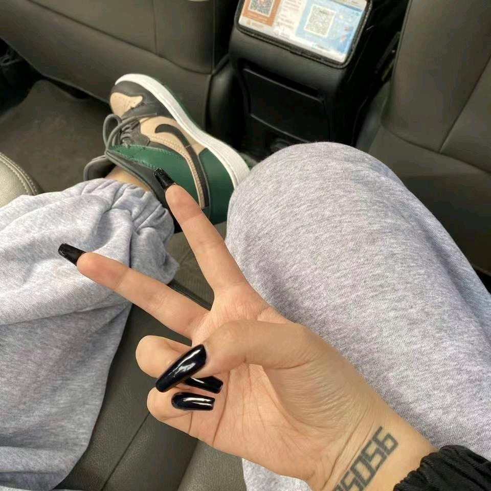 村里有个姑娘她叫小芳