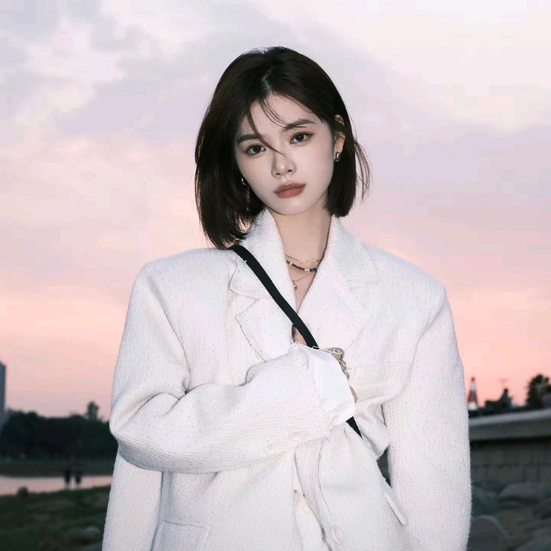 爱笑的小女孩🔆
