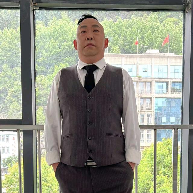 摸肚哥