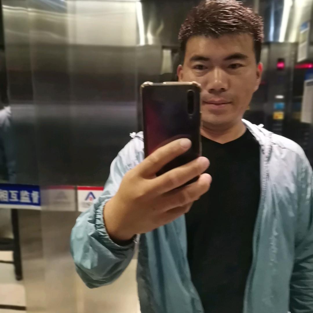 王    华：  追梦人