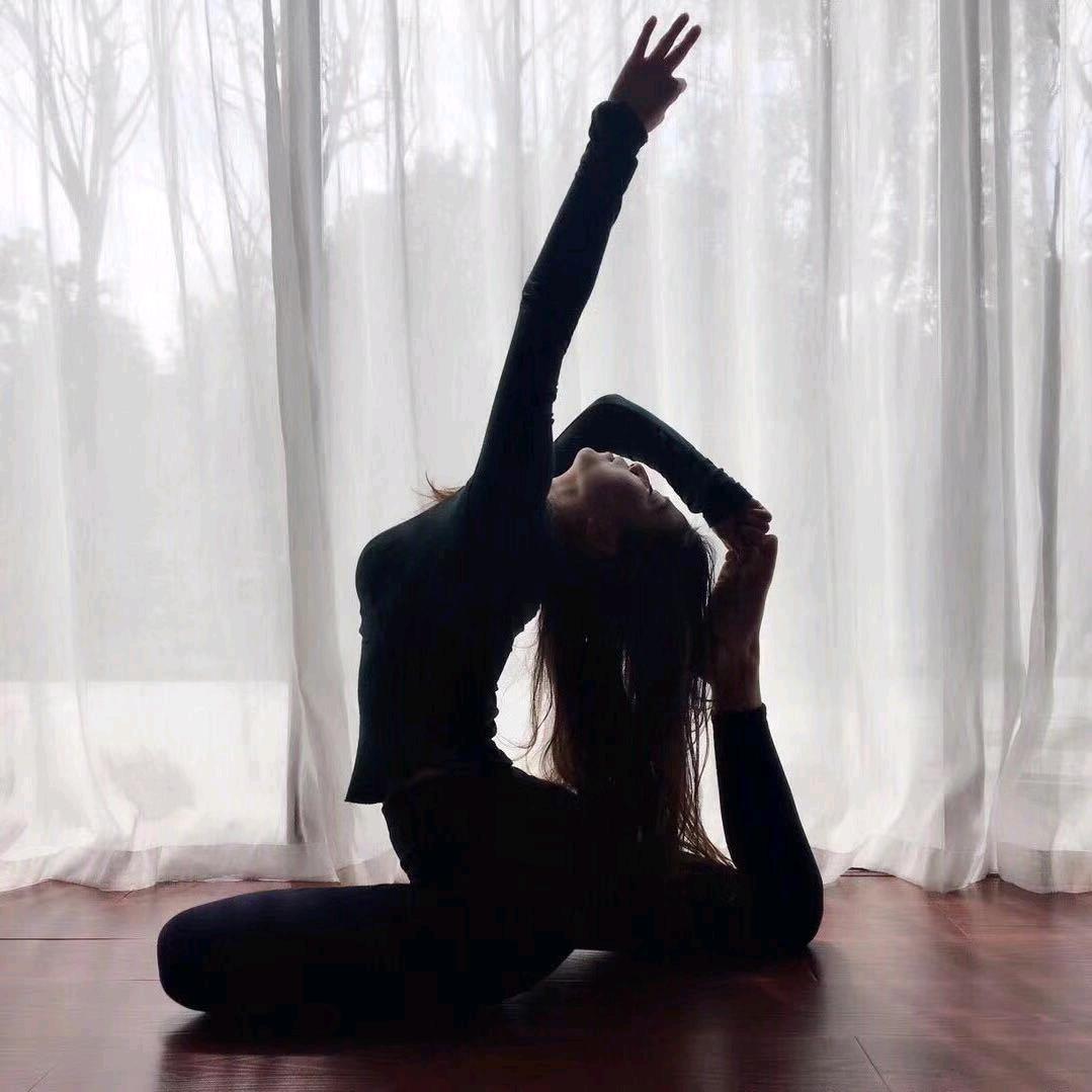 睁一只眼闭一只眼