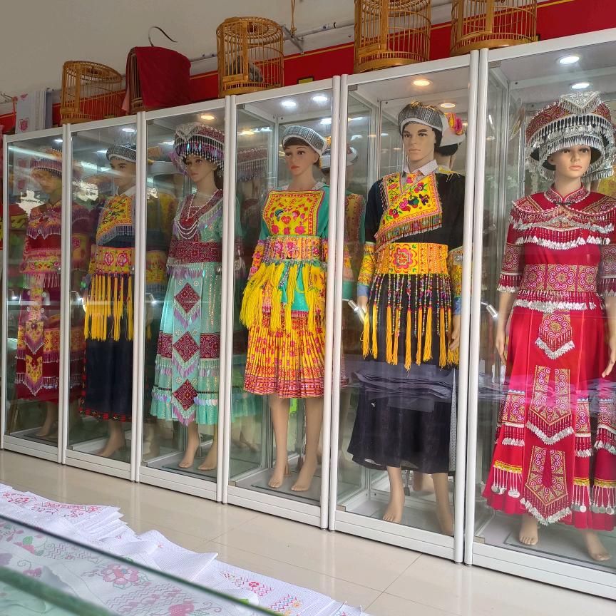 古蔺回龙街，成翠苗族服装店