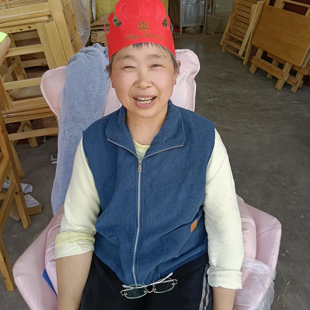 开开心心的老阿姨