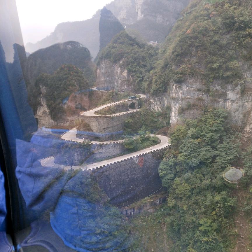 靠右行走