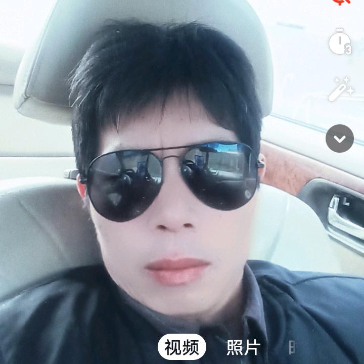 穿着拖鞋上高速江总