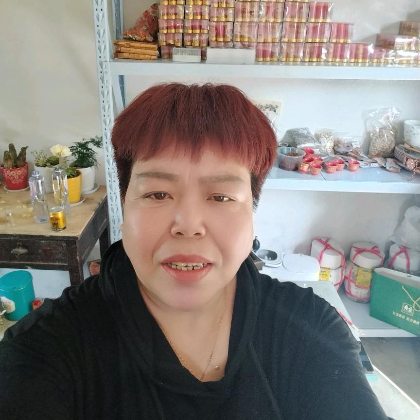 卢姐佛缘天下一家亲