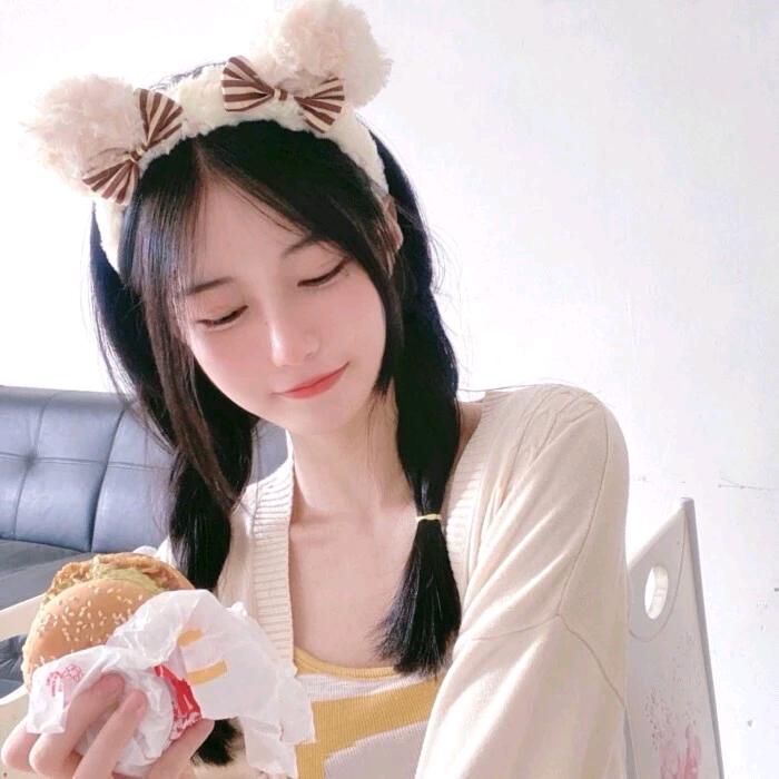 吃草莓🍓的兔子