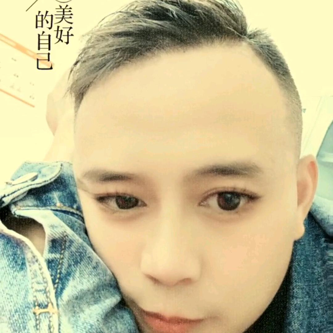 请叫我何先生