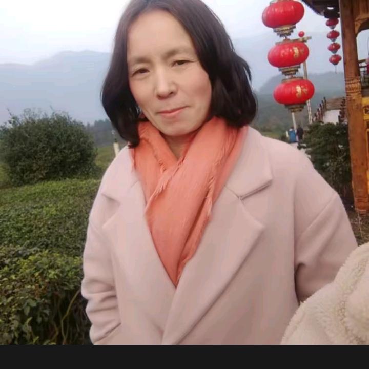 香香唱歌。