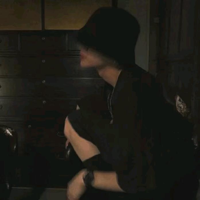 伴°