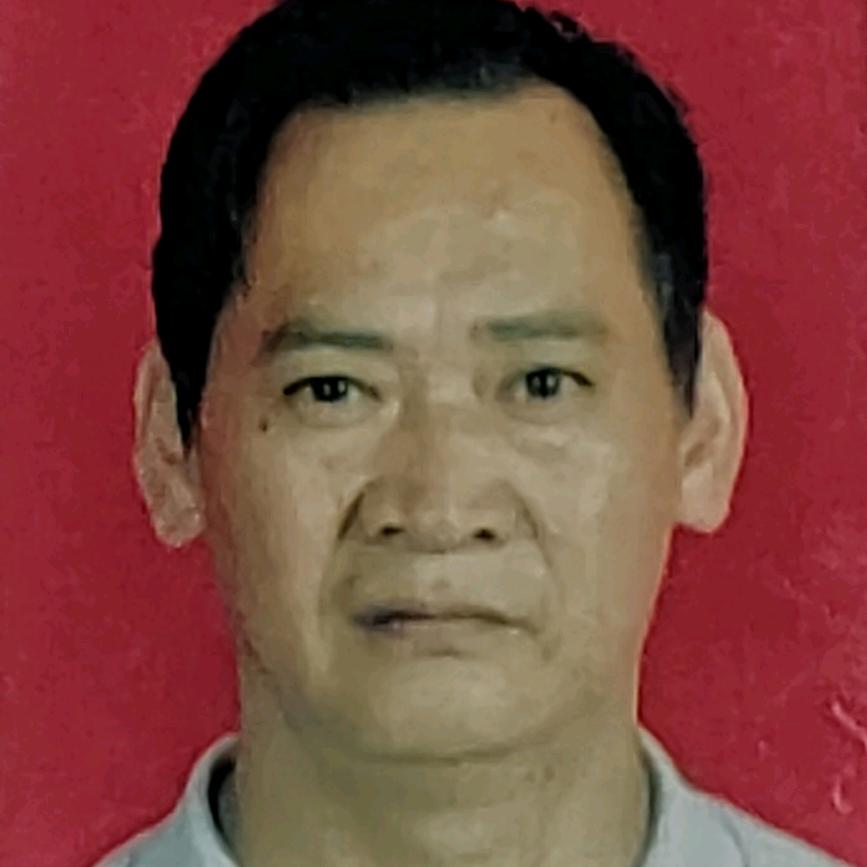 陈卫庆爱书法爱根雕
