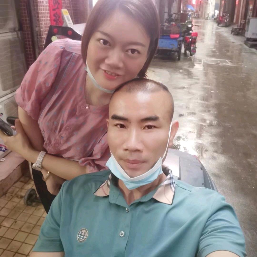 一脸络腮胡