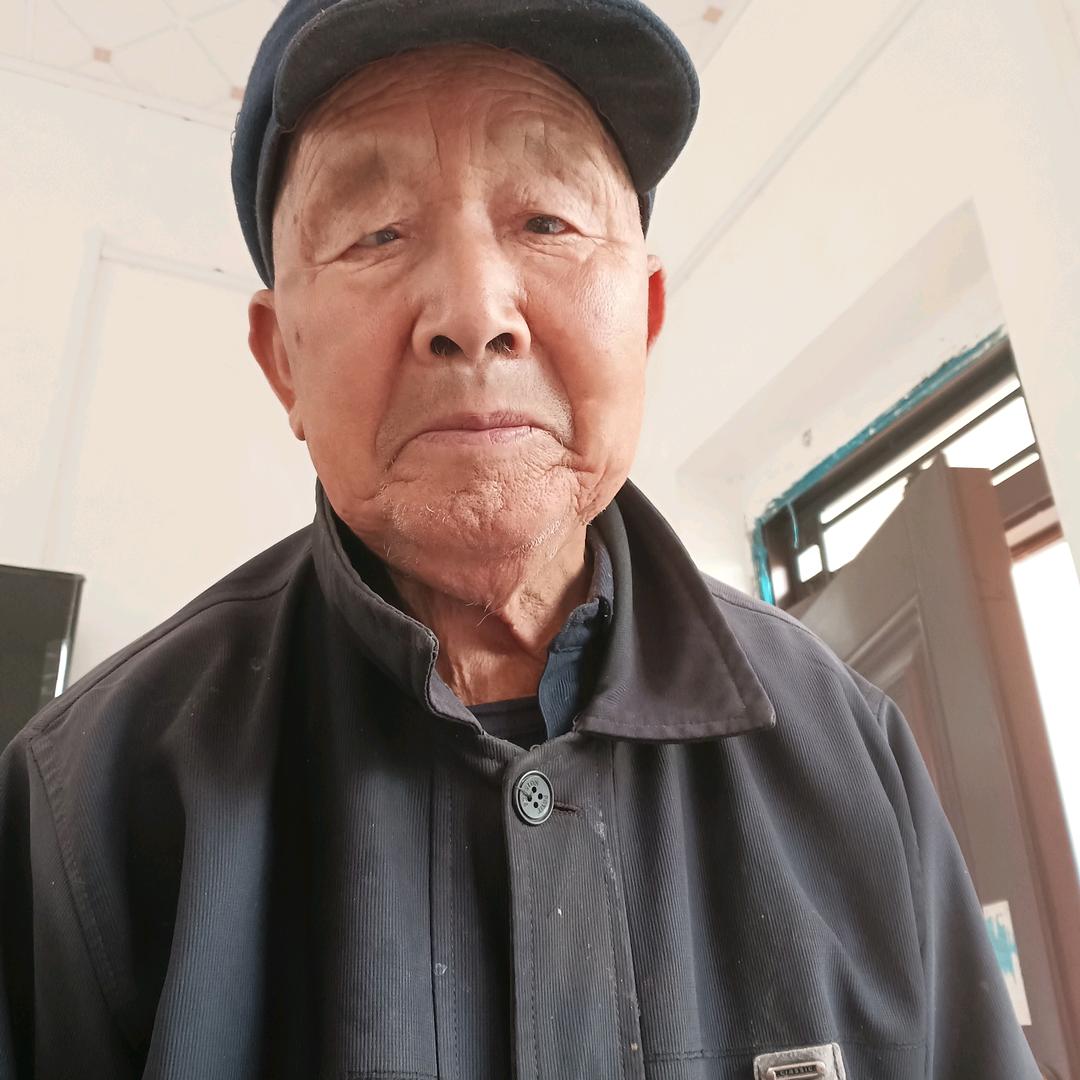 90多岁老头爱唱戏。。。