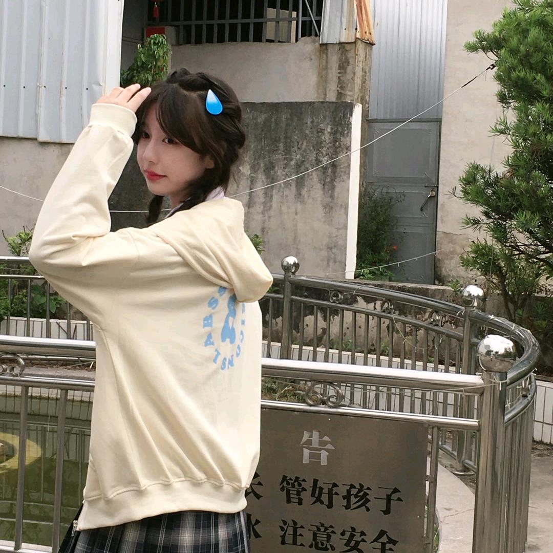 小卢喝水了吖