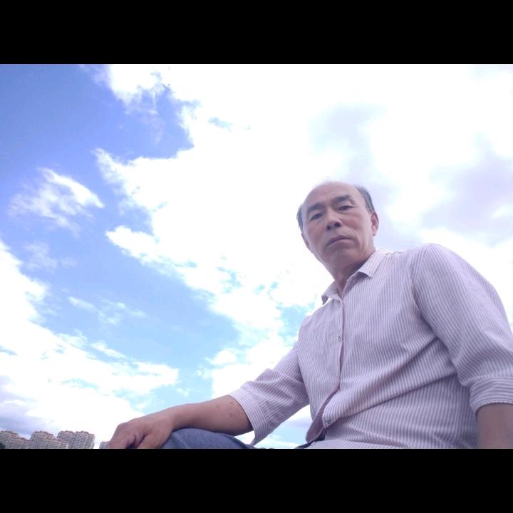 篮天白云下